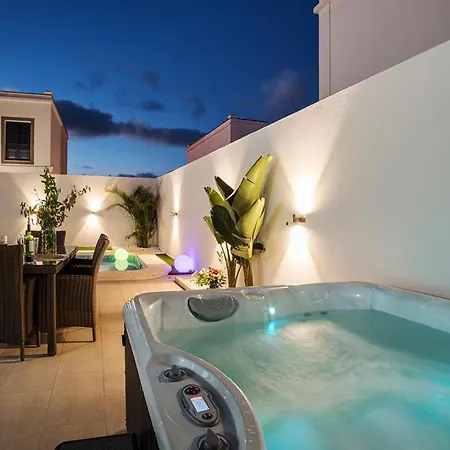 Palmera Jacuzzi Villa *
